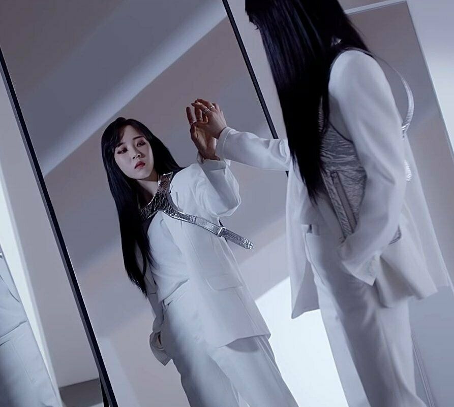 The time when Mamamoo Moonbyul's 'Dark Side' becomes 'On' A repackage album of [Dark Side of the Moon] was released to com...
