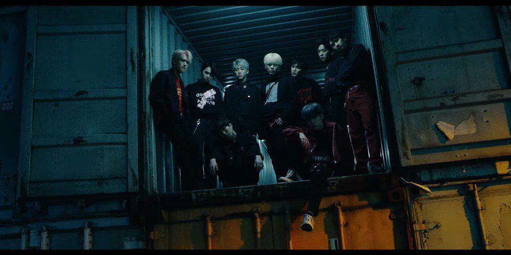 D-CRUNCH(D-CRUNCH)-1st MINI ALBUM 'M1112(4colors)' On November 12, 2018, the scary new group 'D-CRUNCH' returned with a mi...