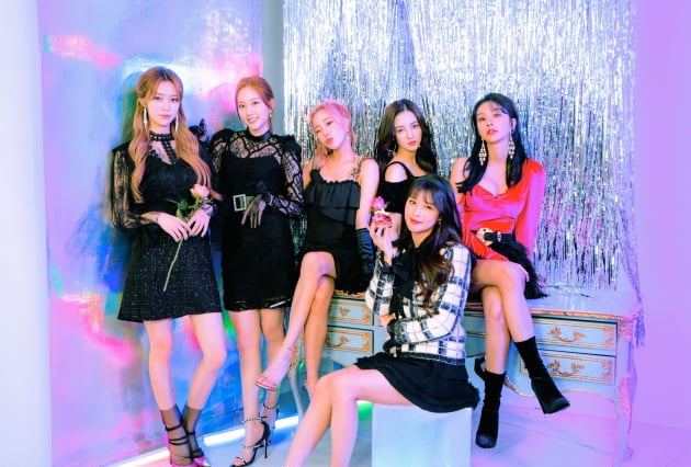 MOMOLAND's special album "Starry Night" captures Momoland's unique love in a festive atmosphere. Under the starry night sk...